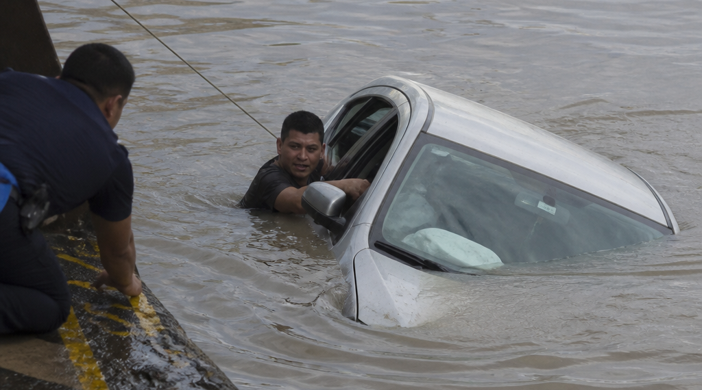 Cayó un auto al río Uruguay mientras intentaba abordar una balsa: el conductor fue rescatado a tiempo
