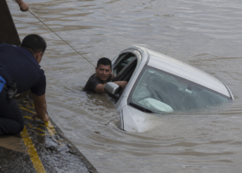 Cayó un auto al río Uruguay mientras intentaba abordar una balsa: el conductor fue rescatado a tiempo