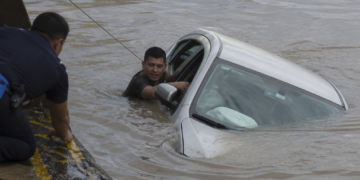Cayó un auto al río Uruguay mientras intentaba abordar una balsa: el conductor fue rescatado a tiempo