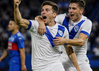 Vélez logra una emocionante victoria ante Tigre y se posiciona en la cima de la Tabla Anual tras la victoria de Central sobre Argentinos
