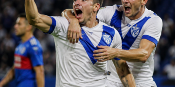 Vélez logra una emocionante victoria ante Tigre y se posiciona en la cima de la Tabla Anual tras la victoria de Central sobre Argentinos