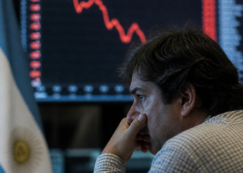 El mercado y el riesgo país en Argentina: análisis de un economista sobre factores políticos