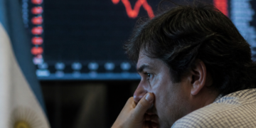 El mercado y el riesgo país en Argentina: análisis de un economista sobre factores políticos
