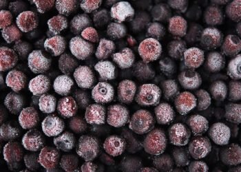 La fruta similar a la mora que mancha los dientes y presenta un sabor dulce parecido al de la frutilla