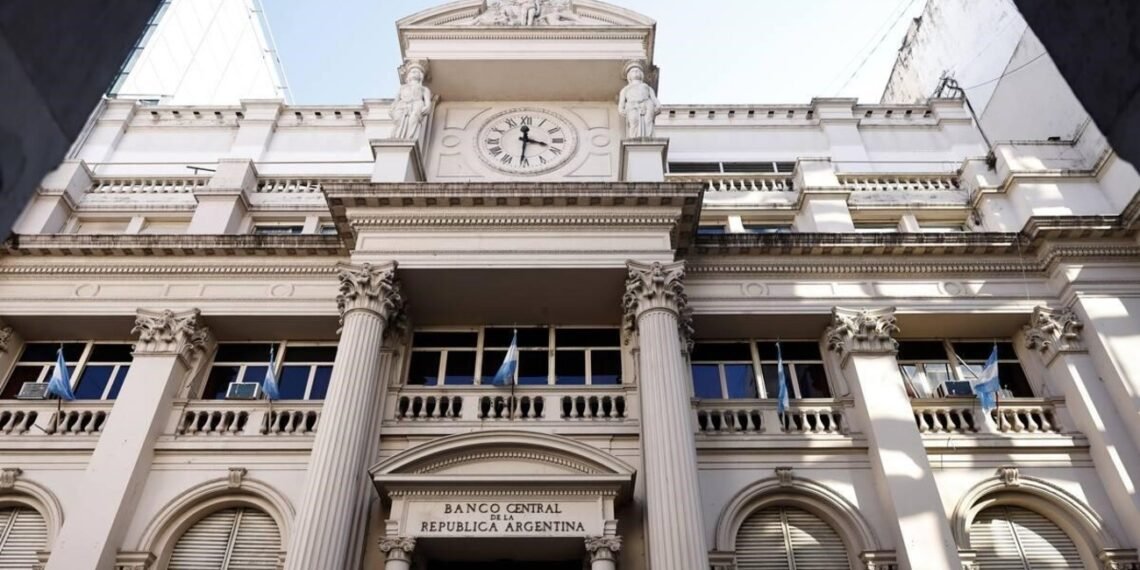 Advierten que la reforma del BCRA podría ubicar a Argentina entre los marcos más restrictivos de la región