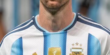Presentan la camiseta especial que usará la selección argentina en la despedida de Lionel Messi