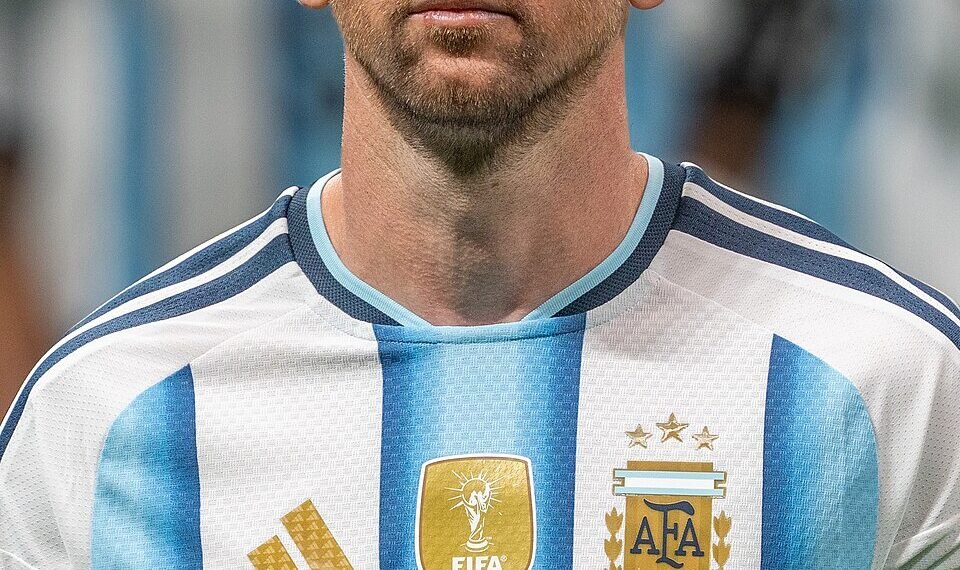 Presentan la camiseta especial que usará la selección argentina en la despedida de Lionel Messi