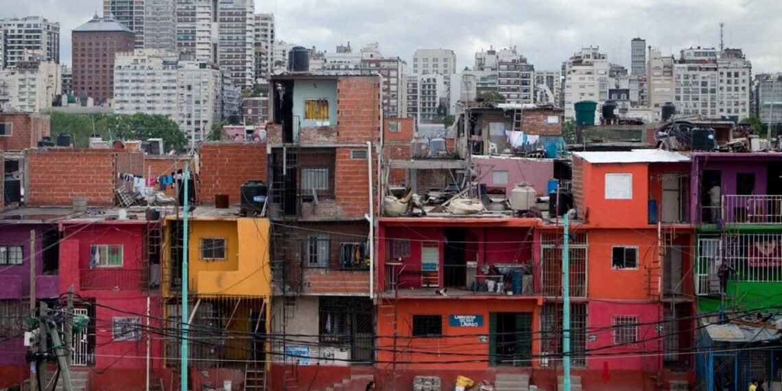 La oposición impulsa declarar la emergencia en los barrios populares y reclama un piso de financiamiento hasta 2036