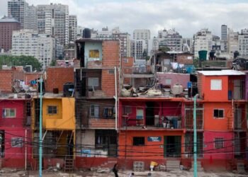 La oposición impulsa declarar la emergencia en los barrios populares y reclama un piso de financiamiento hasta 2036