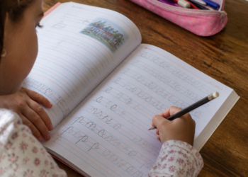 Lanzamiento de un libro para que los niños practiquen la escritura cursiva
