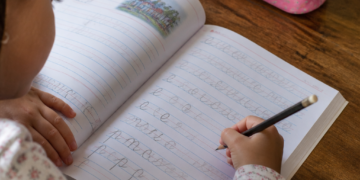 Lanzamiento de un libro para que los niños practiquen la escritura cursiva