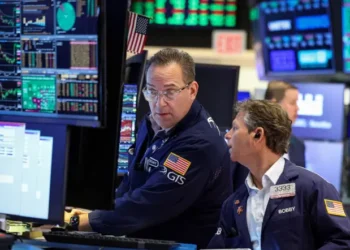 Las acciones argentinas caen hasta 3,4% y el riesgo país baja a 748 puntos
