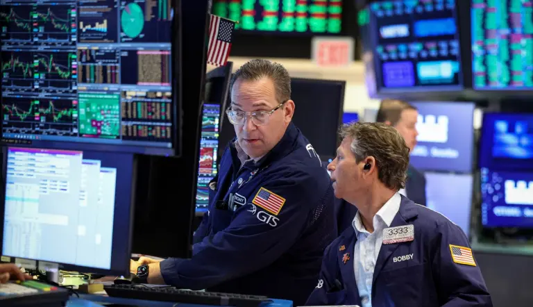 Las acciones argentinas caen hasta 3,4% y el riesgo país baja a 748 puntos