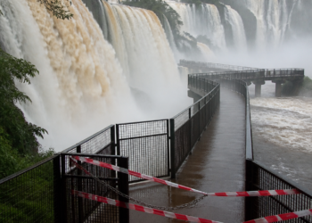 Río Iguazú alcanza caudal histórico en 2026 y una pasarela permanece cerrada
