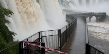 Río Iguazú alcanza caudal histórico en 2026 y una pasarela permanece cerrada
