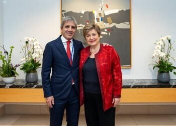 Caputo se reunió con Georgieva en Bangkok y busca destrabar un desembolso de US$869 millones