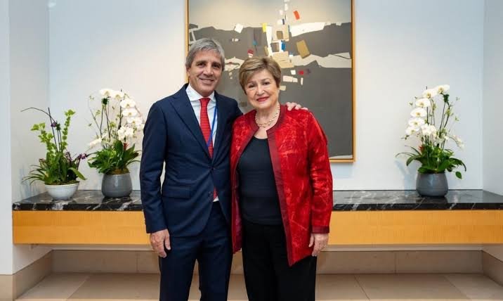 Caputo se reunió con Georgieva en Bangkok y busca destrabar un desembolso de US$869 millones