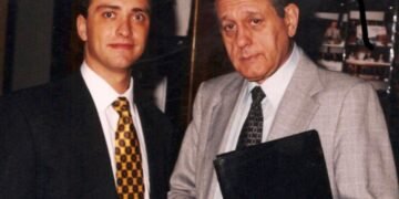 Un médico apasionado aborda una compleja cirugía en un hospital público