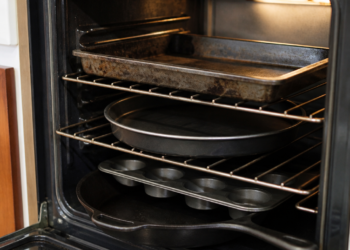 Los riesgos de almacenar utensilios en el horno y su impacto en la cocción
