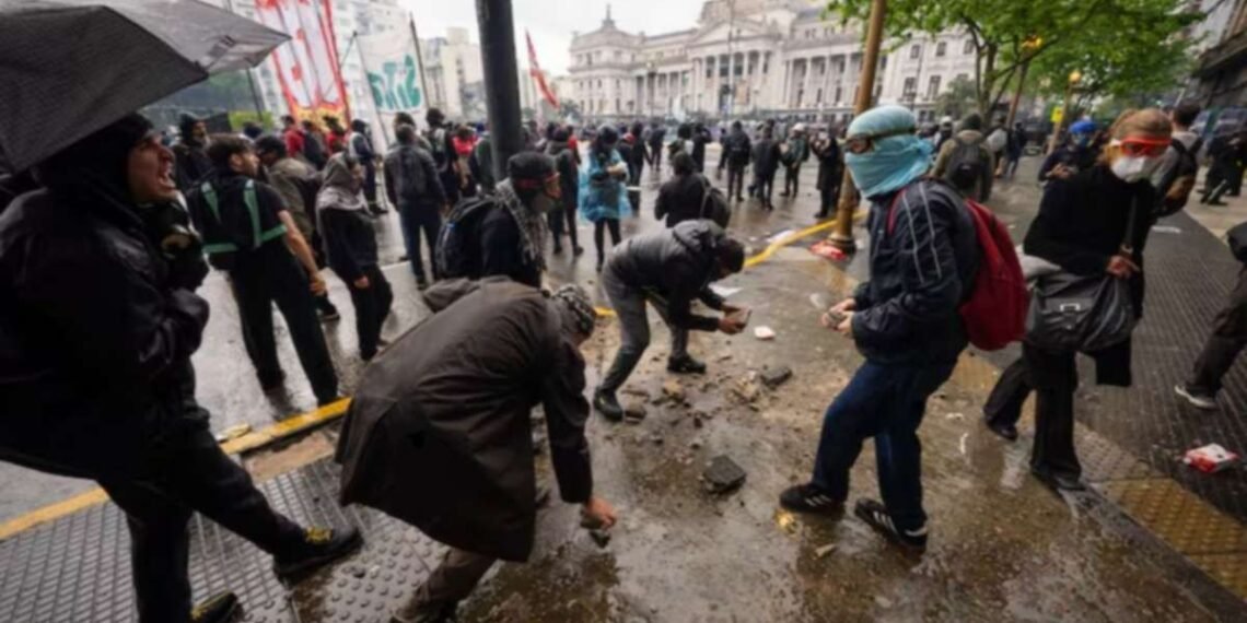 Conflictos en la marcha universitaria: el Gobierno la califica como un ataque a la democracia y señala a “grupos de tarea”