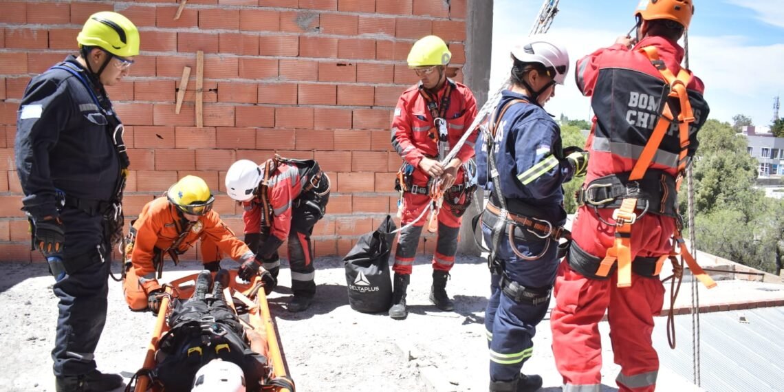 Rescate en las alturas: bomberos salvan a dos obreros atrapados tras la rotura de un andamio
