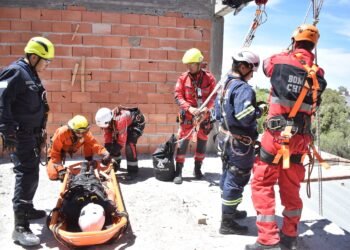 Rescate en las alturas: bomberos salvan a dos obreros atrapados tras la rotura de un andamio