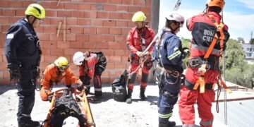 Rescate en las alturas: bomberos salvan a dos obreros atrapados tras la rotura de un andamio