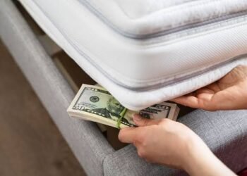 Dólares bajo el colchón: qué alternativas existen para evitar que los ahorros pierdan poder adquisitivo