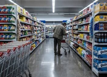 Caen las ventas en supermercados y crece la preocupación por el consumo y la informalidad