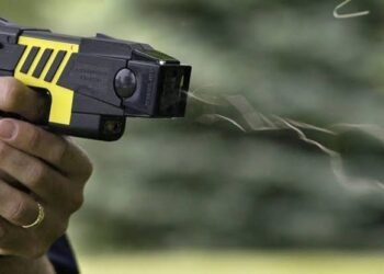 Avanza en la Legislatura bonaerense el proyecto para habilitar el uso de pistolas Taser en la Policía