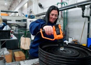 Las pymes industriales profundizan su caída: la producción bajó 11,9% y el empleo retrocedió 5,6%