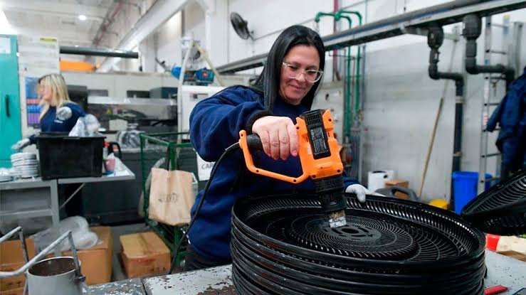 Las pymes industriales profundizan su caída: la producción bajó 11,9% y el empleo retrocedió 5,6%