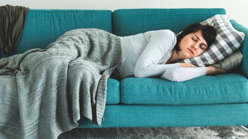 Siestas cortas: cuánto tiempo conviene dormir para recuperar energía sin afectar el descanso nocturno
