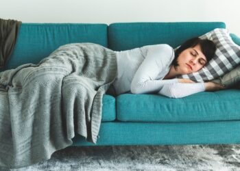 Siestas cortas: cuánto tiempo conviene dormir para recuperar energía sin afectar el descanso nocturno
