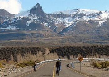 Intensa búsqueda de dos hermanos de 10 y 12 años arrastrados por el río en Santa Cruz