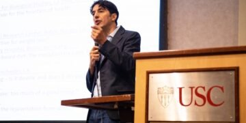Valter Longo, experto en longevidad de 59 años: “Suelo dejar unas 3 o 4 horas entre la cena y el momento de dormir”