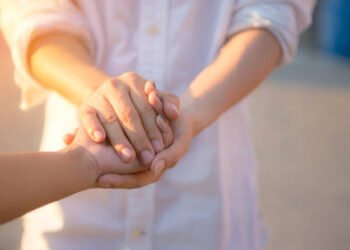 Qué explica que algunas personas ayuden a desconocidos y por qué no se trata solo de bondad